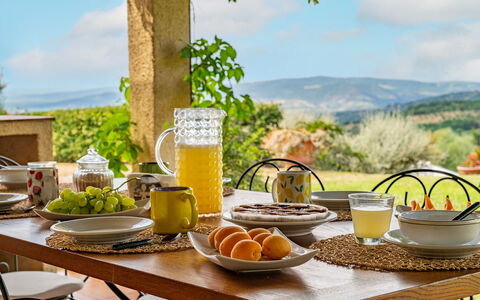 Casale le Conce 6: Voedsel, Tableware, Serveware, Meubilair, Tafel, Drinkware, Ingrediënt, Dishware, Fruit, Bord