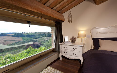 Casale delle Lavande 10: Meubilair, Interieur Ontwerp, Kamer, Slaapkamer, Bed, Bedding, Hoofdkussen, Hardwood, Stoel, Fotolijst