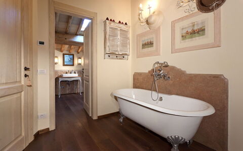 Casale delle Lavande 10: Interieur Ontwerp, Flooring, Hout, Verdieping, Meubilair, Loodgieterswerkinrichting, Plafond, Verlichting, Badkamer, Kamer