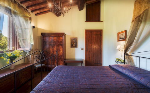 Casale dei Girasoli 14: Meubilair, Bed, Linens, Kamerplant, Bed Frame, Slaapkamer, Stoel, Lamp, Bedding, Beits