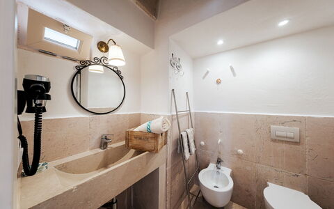 White Stone House 6+1: Muur, Flooring, Loodgieterswerkinrichting, Verdieping, Interieur Ontwerp, Badkamer, Plafond, Wastafel In De Badkamer, Loodgieter, Verlichting