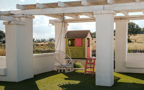 White Stone House 6+1: Kolom, Tuin, Pergola, Buitenmeubels, Outdoor Structuur, Landscaping, Schaduw, Gazon, Backyard, Stoel