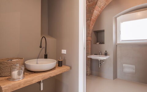 Dimora Montefiore 11: Muur, Loodgieterswerkinrichting, Interieur Ontwerp, Flooring, Bruin, Verdieping, Plafond, Loodgieter, Kamer, Badkamer
