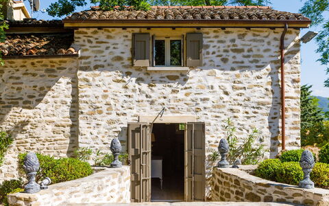 Il Castellaccio 8: Muur, Struik, Huis, Deur, Huis, Verblijf, Stenen Muur, De Lente, Tuin, Landgoed