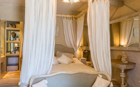 Il Castellaccio 8: Meubilair, Interieur Ontwerp, Bed, Slaapkamer, Bedding, Laken, Hout, Kamer, Verdieping, Plafond