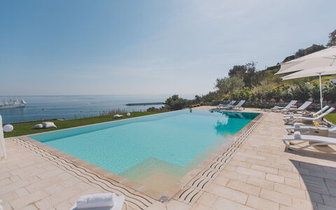 Villa Triscele 10: Blauw, Water, Zwembad, Toevlucht, Zee, Kust En Oceanic Landvormen, Kust, Buitenmeubels, Oceaan, Vrije Tijd