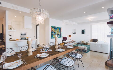 Villa Triscele 10: Meubilair, Interieur Ontwerp, Stoel, Flooring, Tafel, Keuken En Eettafel, Verdieping, Plafond, Eetkamer, Kamer