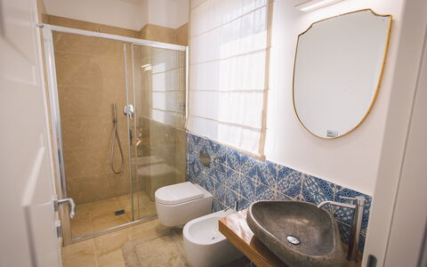 Villa Triscele 10: Flooring, Verdieping, Loodgieterswerkinrichting, Interieur Ontwerp, Badkamer, Tegel, Kamer, Wc Bril, Loodgieter, Toilet