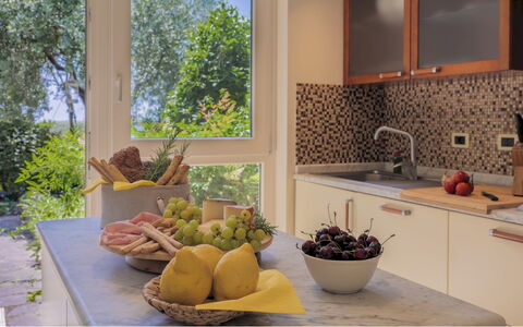 Il Ciliegio sul Lago 6: Keuken, Countertop, Meubilair, Interieur Ontwerp, Tableware, Toestel Van De Keuken, Huis, Flooring, Kraan, Voedsel