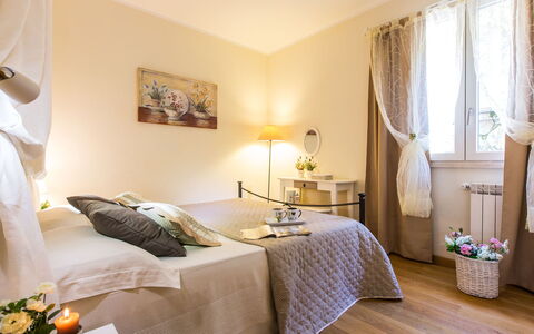 Il Ciliegio sul Lago 6: Meubilair, Interieur Ontwerp, Bed, Slaapkamer, Verdieping, Flooring, Kamer, Linens, Textiel, Verlichting