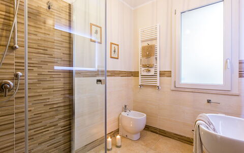 Il Ciliegio sul Lago 6: Flooring, Badkamer, Loodgieterswerkinrichting, Verdieping, Interieur Ontwerp, Wastafel In De Badkamer, Kraan, Wastafel, Loodgieter, Verlichting