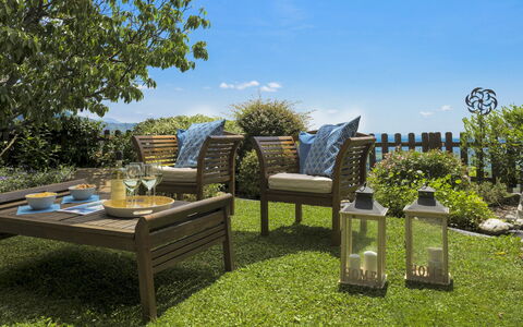 Il Ciliegio sul Lago 6: Meubilair, Buitenmeubels, Tuin, Buitentafel, Stoel, Wicker, Patio, Bloempot, Beits, Schaduw