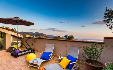 Il Ciliegio sul Lago 6: Meubilair, Stoel, Appartement, Toevlucht, Eco Hotel, Buitenmeubels, Villa, Schaduw, Hotel, Balkon