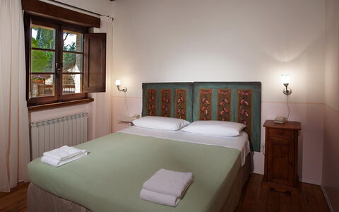 Il Borgo 16: Muur, Interieur Ontwerp, Hout, Meubilair, Plafond, Slaapkamer, Kamer, Bed, Verlichting, Verdieping