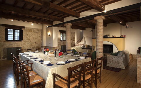 Il Borgo 16: Meubilair, Interieur Ontwerp, Flooring, Tafel, Hout, Stoel, Plafond, Verdieping, Keuken En Eettafel, Eetkamer