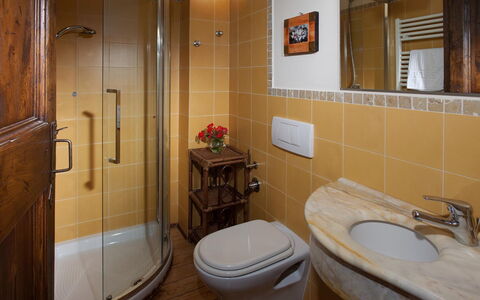 Il Borgo 16: Badkamer, Loodgieterswerkinrichting, Wastafel In De Badkamer, Interieur Ontwerp, Muur, Wastafel, Flooring, Hout, Verdieping, Kraan