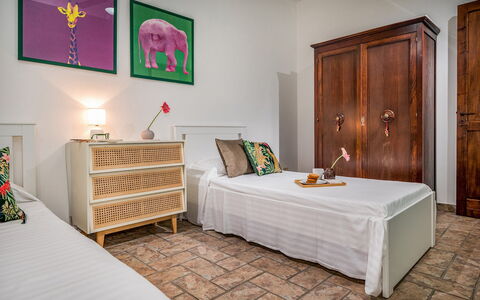 Il Giardino dei Limoni 8: Meubilair, Bed, Interieur Ontwerp, Slaapkamer, Muur, Flooring, Verdieping, Hout, Bedding, Laken
