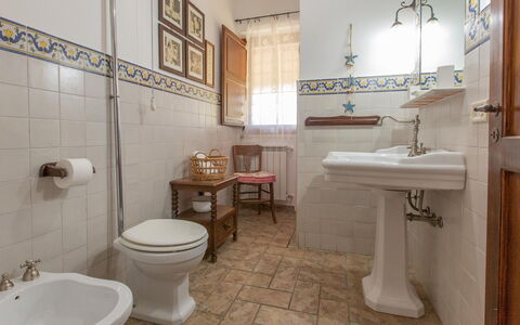 Il Giardino dei Limoni 8: Flooring, Interieur Ontwerp, Verdieping, Loodgieterswerkinrichting, Tegel, Wc Bril, Wastafel, Toilet, Badkamer, Gieten