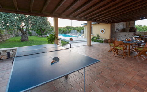 Il Giardino dei Limoni 8: Meubilair, Flooring, Verdieping, Zwembad, Toevlucht, Tafel, Interieur Ontwerp, Stoel, Schaduw, Tegel