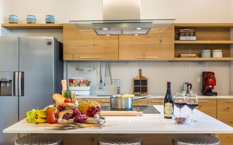 Villa Sole al Molino a Vento 8: Meubilair, Keuken, Toestel Van De Keuken, Countertop, Interieur Ontwerp, Cabinetry, Flooring, Major Appliance, Hout, Tableware