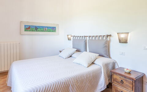 Il Grillo 10: Bed, Slaapkamer, Meubilair, Bedding, Laken, Interieur Ontwerp, Hout, Linens, Flooring, Verdieping