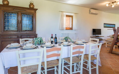 Il Grillo 10: Meubilair, Tafel, Keuken En Eettafel, Eetkamer, Stoel, Interieur Ontwerp, Tafelkleed, Flooring, Kamer, Restaurant