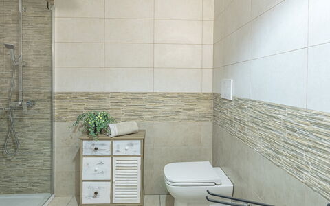 Il Grillo 10: Flooring, Verdieping, Tegel, Loodgieterswerkinrichting, Badkamer, Loodgieter, Toilet, Kraan, Ceramic