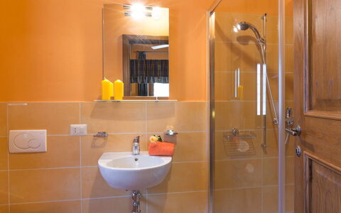 Il Casale del Nonno 8+2: Badkamer, Wastafel In De Badkamer, Loodgieterswerkinrichting, Muur, Interieur Ontwerp, Wastafel, Flooring, Kraan, Verdieping, Loodgieter