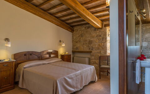 Santa Illuminata 12: Muur, Flooring, Kamer, Plafond, Lade, Slaapkamer, Lamp, Hardwood, Bed Frame, Bedding