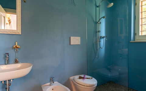 Villa Agave 8: Blauw, Badkamer, Muur, Loodgieterswerkinrichting, Wastafel In De Badkamer, Flooring, Interieur Ontwerp, Kraan, Verdieping, Loodgieter