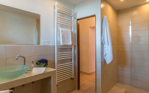Casale Rasa 20+2: Flooring, Muur, Verdieping, Interieur Ontwerp, Badkamer, Loodgieterswerkinrichting, Verlichting, Loodgieter, Plafond, Kraan
