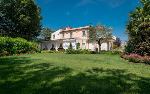 Casa Angela 6: Struik, Tuin, Landgoed, Gazon, Landscaping, Hacienda, Werf, Schaduw, Villa, Boerderij
