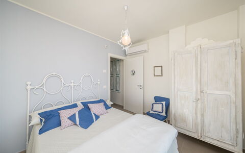 Casa di Eolo 8+2: Slaapkamer, Meubilair, Bed, Interieur Ontwerp, Laken, Bedding, Verdieping, Linens, Textiel, Kamer