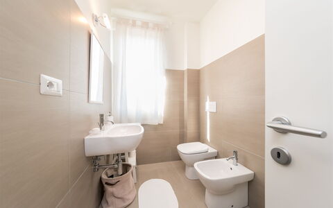 Casa di Eolo 8+2: Flooring, Verdieping, Loodgieterswerkinrichting, Toilet, Interieur Ontwerp, Badkamer, Wc Bril, Loodgieter, Wastafel, Bidet