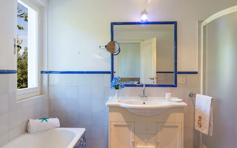 Villa la Meridiana 8+1: Blauw, Interieur Ontwerp, Loodgieterswerkinrichting, Flooring, Wastafel In De Badkamer, Spiegel, Badkamer, Wastafel, Kraan, Verdieping