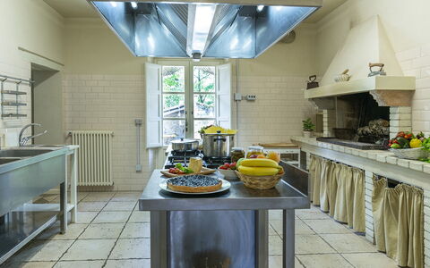 Villa la Corte 6: Keuken, Toestel Van De Keuken, Countertop, Plafond, Interieur Ontwerp, Flooring, Meubilair, Verlichting, Major Appliance, Fornuis