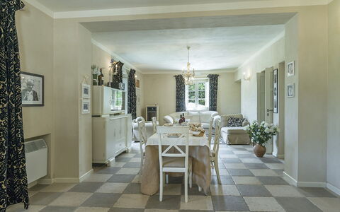 Villa la Corte 6: Meubilair, Interieur Ontwerp, Flooring, Verdieping, Plafond, Tafel, Stoel, Kamer, Verlichting, Eetkamer