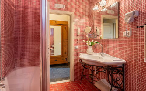 Tenuta di Pratello 24: Badkamer, Loodgieterswerkinrichting, Wastafel In De Badkamer, Interieur Ontwerp, Muur, Flooring, Wastafel, Kraan, Verdieping, Loodgieter