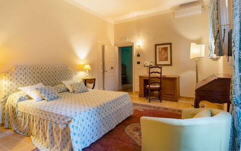Tenuta di Pratello 24: Meubilair, Interieur Ontwerp, Flooring, Verdieping, Muur, Kamer, Tafel, Plafond, Bed, Slaapkamer