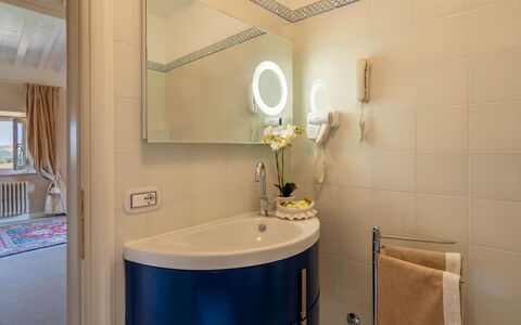 Tenuta di Pratello 24: Interieur Ontwerp, Flooring, Verdieping, Kamer, Meubilair, Verlichting, Huis, Loodgieterswerkinrichting, Plafond, Kraan