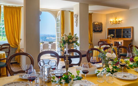 Tenuta di Pratello 24: Meubilair, Interieur Ontwerp, Tafel, Tafelkleed, Eetkamer, Keuken En Eettafel, Linens, Stoel, Restaurant, Kamerplant