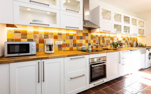 Torre Angelina 10+2: Keuken, Toestel Van De Keuken, Countertop, Major Appliance, Interieur Ontwerp, Cabinetry, Flooring, Huishoudapparatuur, Tegel, Fornuis