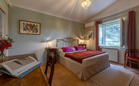 Villa Caterina 8: Meubilair, Interieur Ontwerp, Bed, Muur, Slaapkamer, Laken, Kamer, Flooring, Plafond, Hout