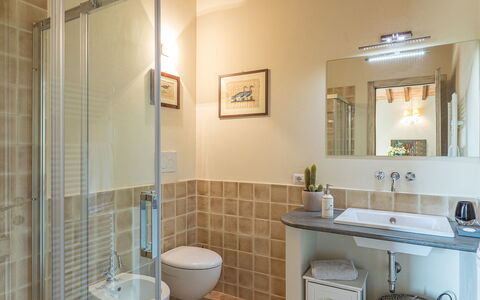 Podere di Salci 10: Badkamer, Flooring, Muur, Loodgieterswerkinrichting, Interieur Ontwerp, Verdieping, Wastafel In De Badkamer, Wastafel, Kraan, Loodgieter
