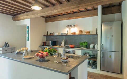 Podere di Salci 10: Keuken, Meubilair, Countertop, Interieur Ontwerp, Muur, Flooring, Toestel Van De Keuken, Hout, Cabinetry, Huis