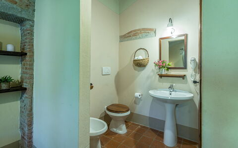 Nonno Fernando 14: Muur, Wastafel In De Badkamer, Interieur Ontwerp, Loodgieterswerkinrichting, Plafond, Badkamer, Flooring, Verdieping, Verlichting, Loodgieter