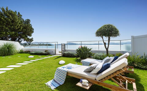 Villa Amar 4: Meubilair, Buitenmeubels, Stoel, Tuin, Schaduw, Gazon, Landscaping, Eco Hotel, Toevlucht