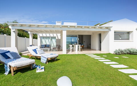 Villa Amar 4: Huis, Landgoed, Veranda, Tuin, Buitenmeubels, Schaduw, Outdoor Structuur, Landscaping, Stoel, Pergola