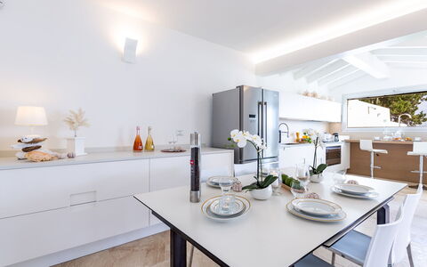 Villa Amar 4: Interieur Ontwerp, Meubilair, Keuken, Countertop, Flooring, Huis, Verlichting, Appartement, Plafond, Tafel