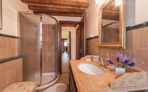 Villa Ambrah 12+1: Interieur Ontwerp, Flooring, Hout, Loodgieterswerkinrichting, Verdieping, Wastafel In De Badkamer, Badkamer, Plafond, Kraan, Verlichting